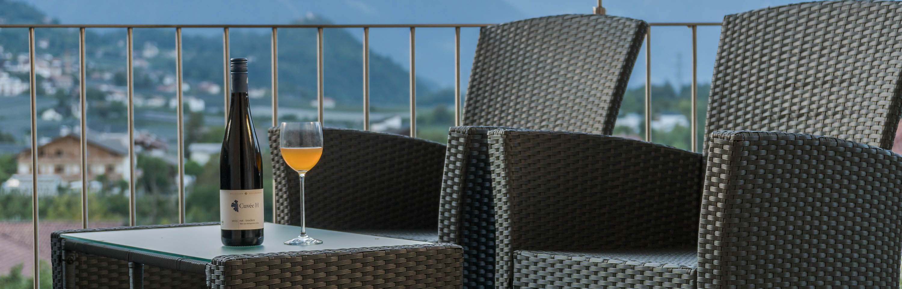 ferienwohnungen gampers Stühle mit Wein auf Balkon